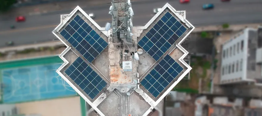 placas solares em cobertura de prédio comercial